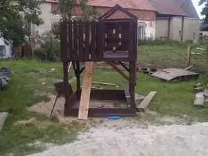 Stavíme s taťkou domeček pro našeho broučka...už se těším až si tam bue moct hrát :)