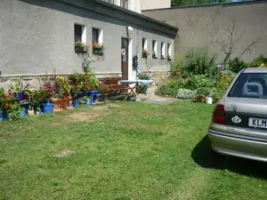 přinesu židle a slunečník pojďte posedět