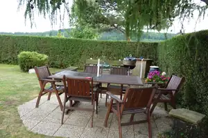 naše posezení pod modřínem...přijďte na kafe...