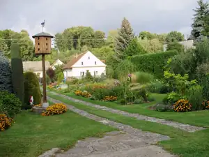 Září