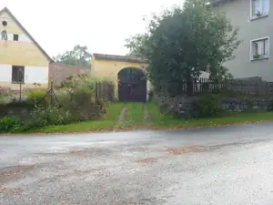 z těchto vrat vycházel Otík a házel taškou