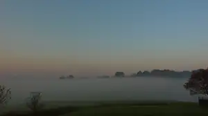šála z ranní mlhy kolem vsi...mlha spadla a dny byly slunečné...