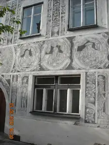 sgrafitová výzdoba fasády jednoho z domů...
