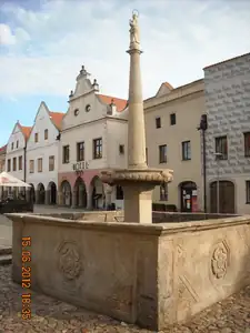 kašna s pětilistou růží,znak,který je typický pro Rožmberky...