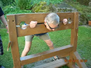 jak nebudeš poslouchat,tak tě v tom nechám...tata na mučidle...