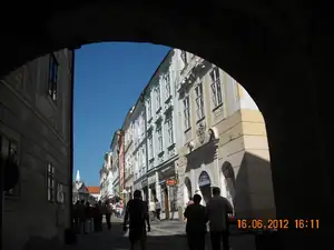 průchod ze zámku na náměstí...