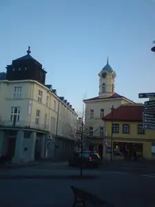 komerční banka a vedle k mé ostudě kostel,který nevím jak se jmenuje,snad husitský