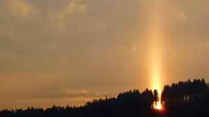 dnešní východ Slunce s halovým sloupem...