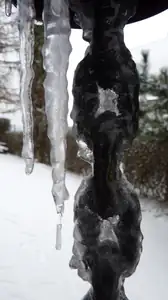 střechýle neboli rampouchy u ledem obaleného řetězu...