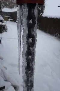 řetěz u okapu v ledovém sevření...