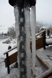 řetěz u okapu obalený v ledu