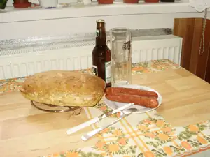 Domácí chleba i klobásy.