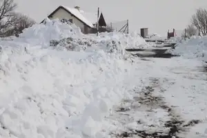haldy sněhu za zahradou...až 1 metr závěje...