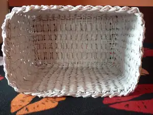 Košík pletený z papíru.