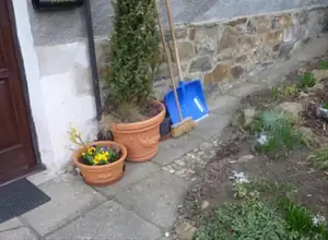 hrablo asi zůstane venku , jakmile ho uklidím sněží