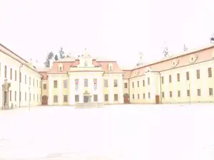 Nádvoří svítilo slunce