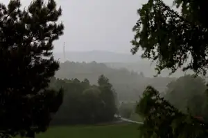 pod vesnicí už lije jak z konve...
