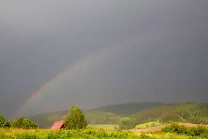 duha po dešti...nad Beskydami ještě leje...