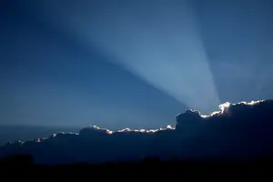 západ Slunce v neděli...reflektor za mrakem...