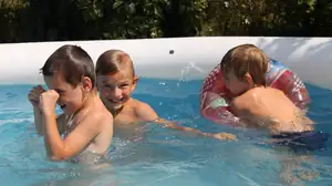 Toník, Tomáš a Lukáš...zbojníci v bazénu...