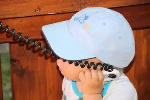 Adámek telefonuje...místo mobilu má otvírák na lahve...
