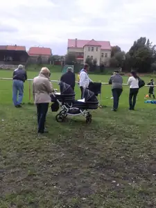 v kočárku jsou měsíční holčičky
