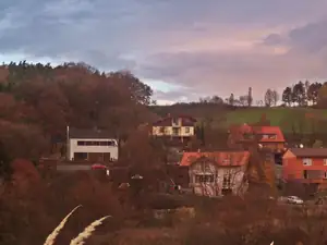 vlevo u lesa je domeček mladých