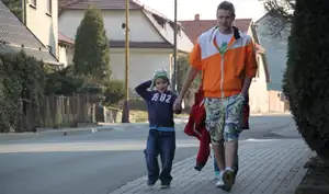 Kelč...Petr, Tomášek a Toníček schovaný za Petrem...tsunami se žene ze školy a školky...