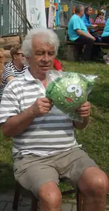 dědeček je celý š´tastný,že vyhrál v tombole,pro Kamilku