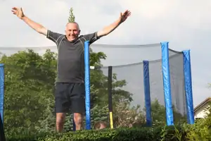 tata na trampolíně u sousedů...rozpětí paží jak Kristus nad Rio de Janeirem...