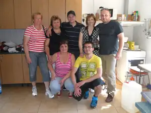 tak jsme v práci zahajovali prázdniny já vlevo dole.