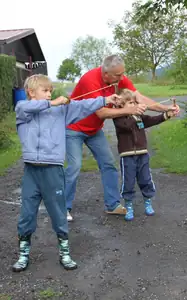 děda vyrobil klukům praky...maminka bude mít radost...