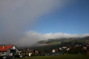 přes Vysokou se překulila mlha a jako zeď se valí na Jasenici