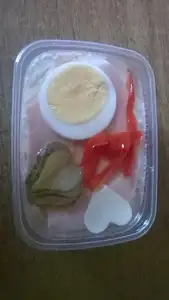 Chutnalo lépe než vypadá, vlastnoručně vyrobené při akci Svazu žen - studená kuchyně :)