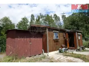 kůlna na nářadí a vstup do mobilheimu