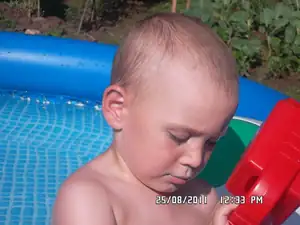 Oskárek v bazénu