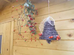 Bouda na nářadí v podzimním kabátku