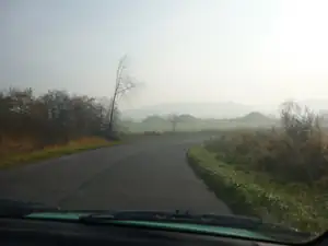zde se válí mlha