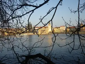 pohled přes řeku