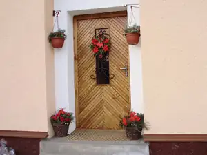 Věneček na svém místě.