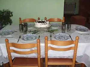 stůl je připraven k svátečnímu obědu