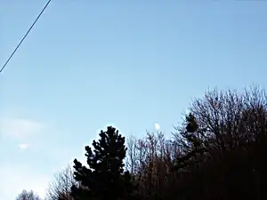 v dálce je vidět měsíc