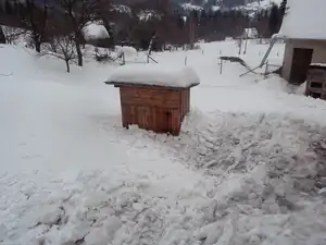 snih ze střechy zasypal udirnu